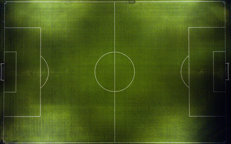 低调看直播团队工作场景 - 技术人员在监控直播流质量